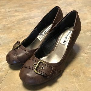 AE brown wedges